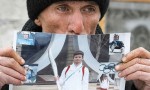 Nodar Kumaritišvili’s father, David holds up a picture of his son